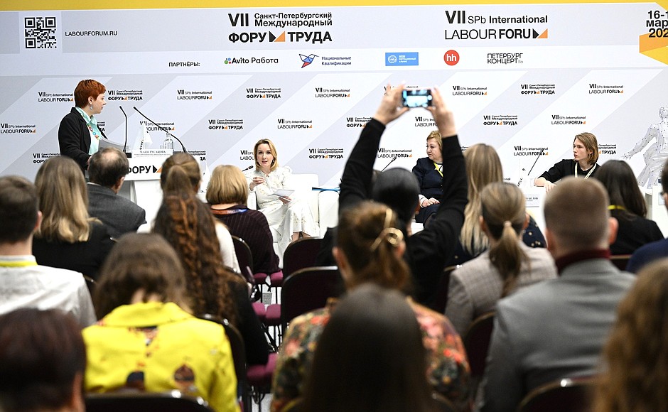 Уполномоченный при Президенте по правам ребёнка Мария Львова-Белова анонсировала пилотный проект по трудоустройству подростков на VII Санкт-Петербургском Международном форуме труда.