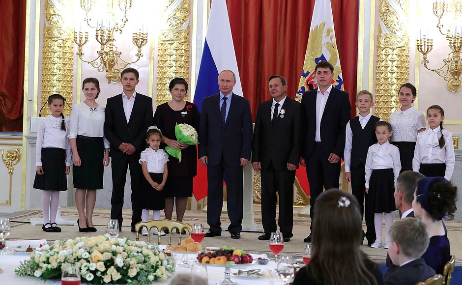 Presenting the order to the Nesmiyanov family from Stavropol Territory.