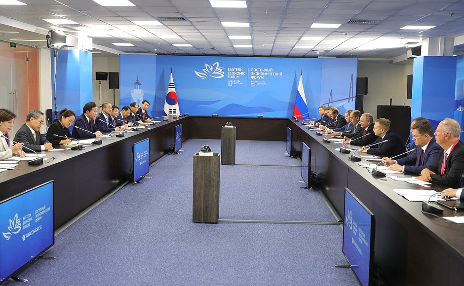 На встрече с Премьер-министром Республики Корея Ли Нак Ёном.