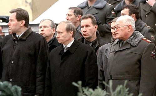 На церемонии похорон генерал-майора Михаила Малофеева, погибшего 17 января в боях за Грозный.