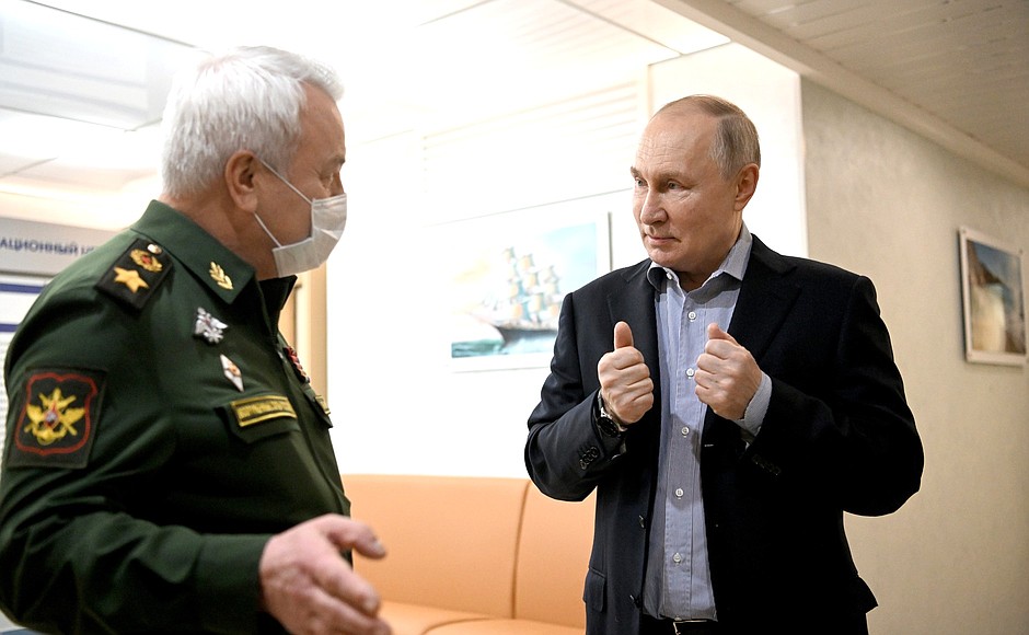 Visiting branch No 2 of the Vishnevsky Central Military Clinical Hospital of the Ministry of Defence. Left: Secretary of State – Deputy Defence Minister Nikolai Pankov.