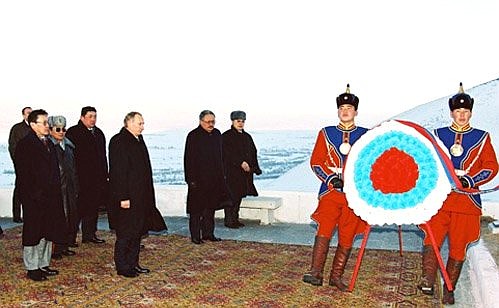 Возложение венка к памятнику российско-монгольского боевого содружества на горе Зайсан.
