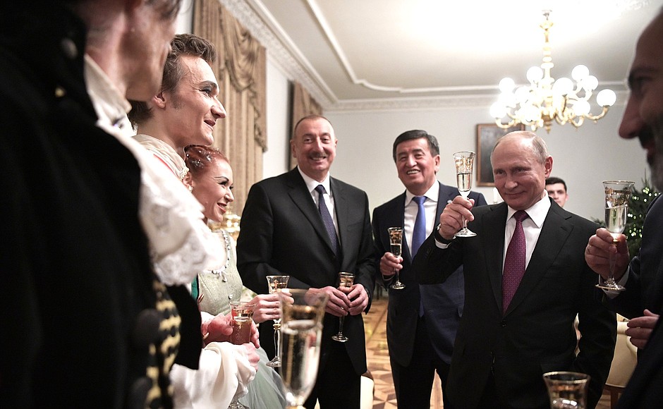 После просмотра балета «Щелкунчик» Владимир Путин и участники неформального саммита СНГ встретились с труппой Мариинского театра.