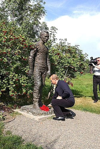 Возложение цветов к памятнику Василию Шукшину.
