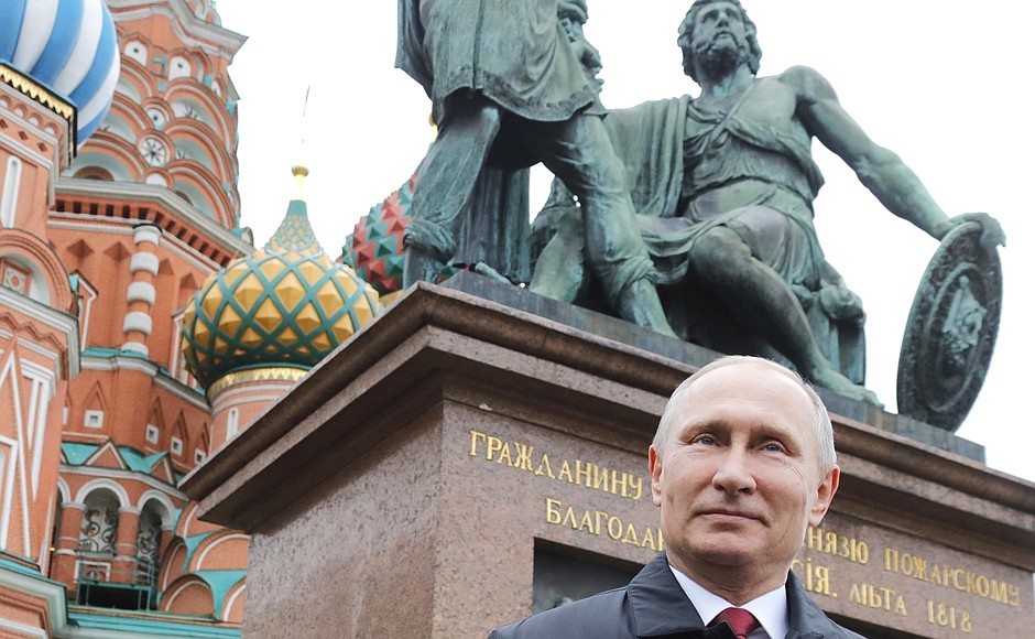 Vladimir Putin laid flowers at monument to Kuzma Minin and Dmitry Pozharsky on Red Square.