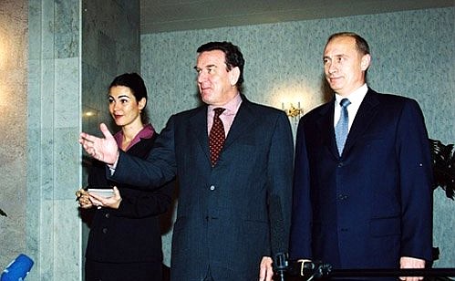 President Putin and German Chancellor Gerhard Schroeder meeting with journalists.