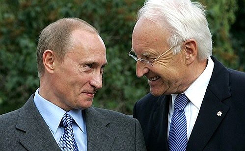 С премьер-министром Баварии Эдмундом Штойбером во время прогулки по Кремлю.