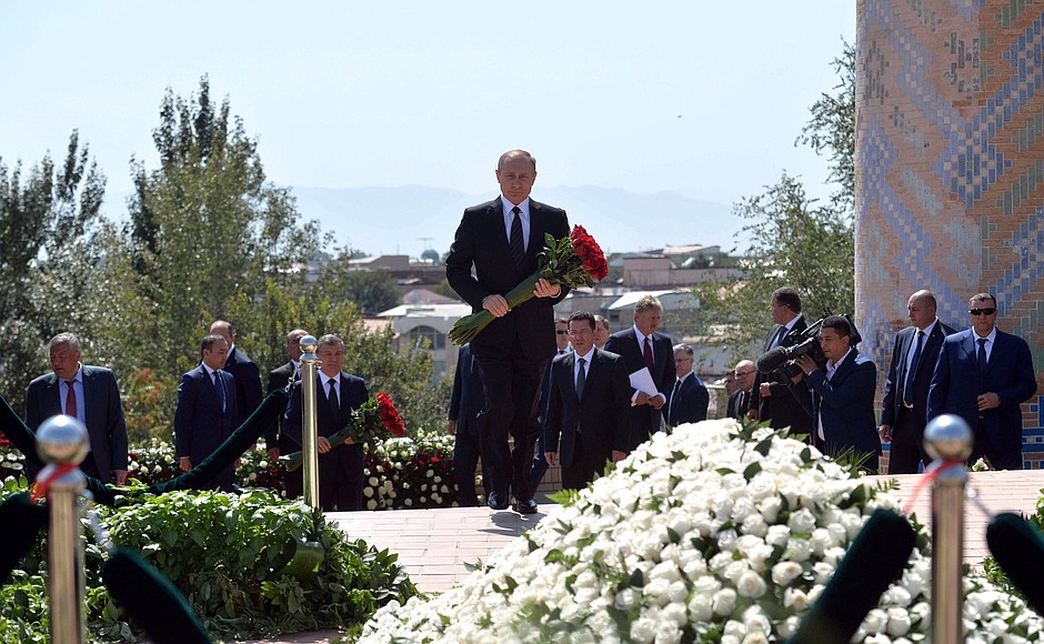 Возложение цветов к месту захоронения Ислама Каримова.