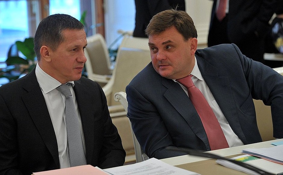 Before the meeting on conservation of Siberian tigers. Presidential Aide Yury Trutnev (left) and Presidential Aide and Head of the Presidential Control Directorate Konstantin Chuychenko.