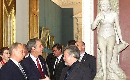 Visiting the Russian Museum. President Putin enjoying the exhibition with US President George Bush and Museum Director Vladimir Gusev (right).