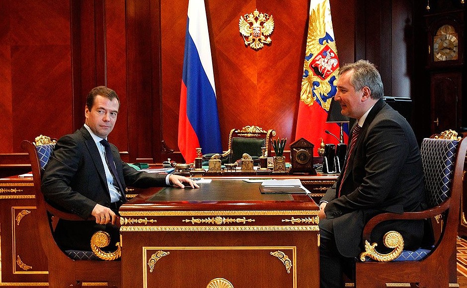 С Постоянным представителем России при Организации Североатлантического договора (НАТО), специальным представителем Президента по взаимодействию с НАТО в области противоракетной обороны Дмитрием Рогозиным.