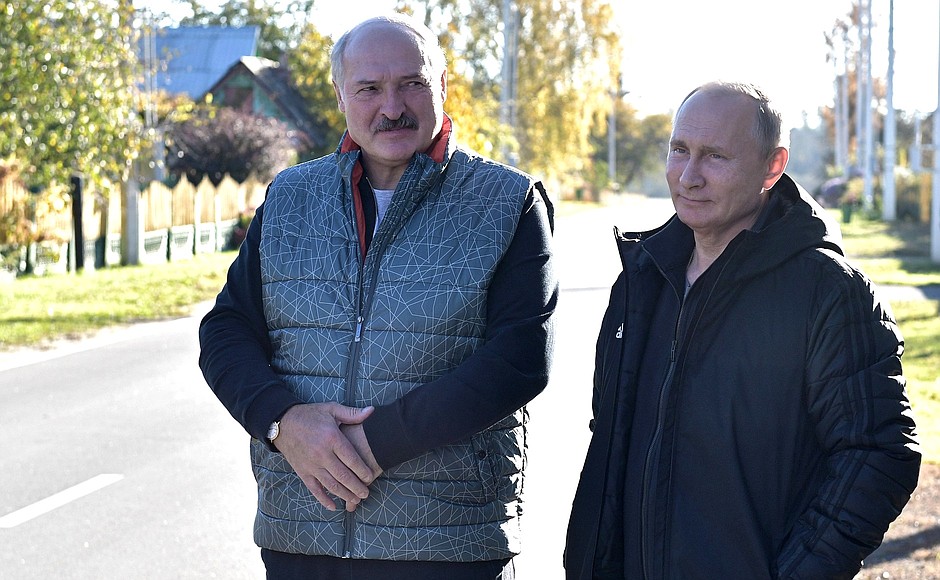 Владимир Путин посетил малую родину Президента Белоруссии Александра Лукашенко – агрогородок Александрия Школовского района.