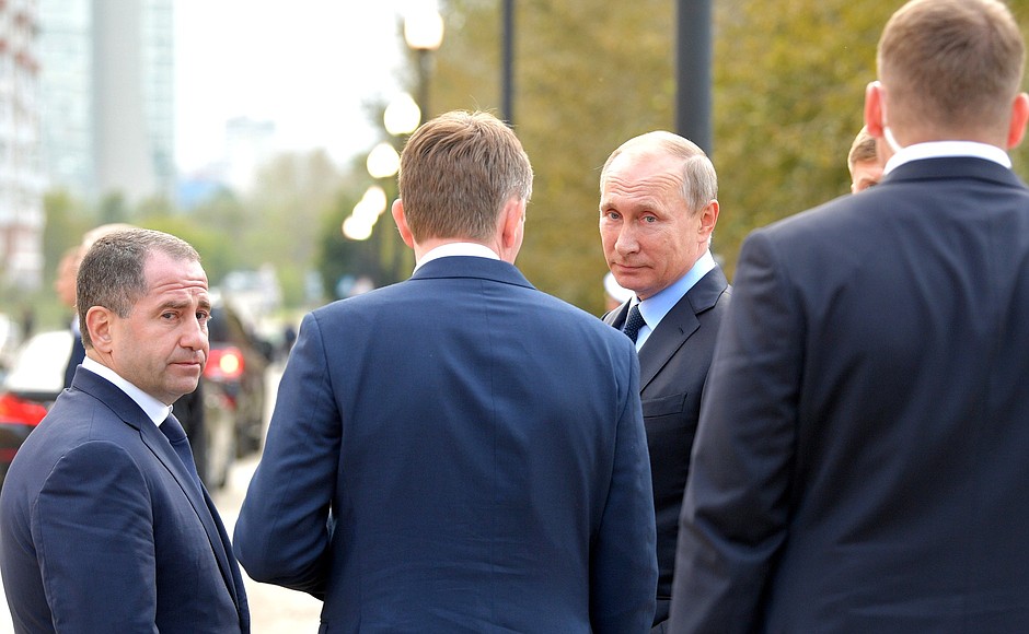 Владимир Путин осмотрел городскую набережную Камы и ознакомился с планами реконструкции городского пространства.