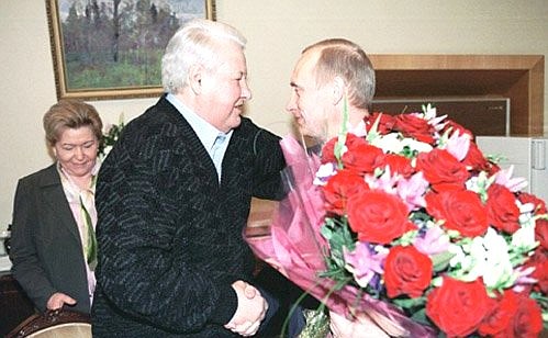 Владимир Путин поздравил первого президента России Бориса Ельцина с 70-летием.