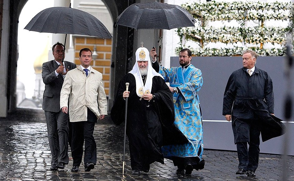 Перед началом церемонии открытия надвратной иконы на Спасской башне Кремля.С Патриархом Московским и всея Руси Кириллом.