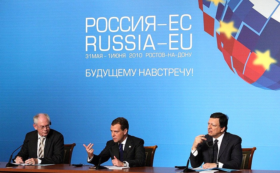 На совместной пресс-конференции с Председателем Европейского совета Херманом Ван Ромпёем (слева) и Председателем Европейской комиссии Жозе Мануэлем Баррозу.