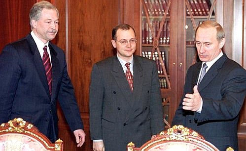 С руководителем фракции «Единство» Борисом Грызловым (слева) и лидером фракции СПС Сергеем Кириенко.