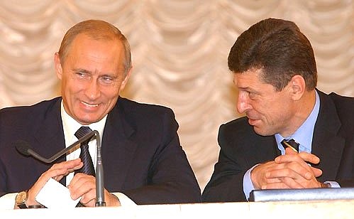 President Putin with First Deputy Chief of Staff of the Presidential Executive Office Dmitry Kozak at a meeting of the Congress of Municipal Communities.