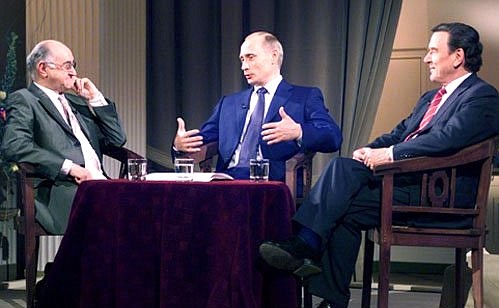 President Putin and German Chancellor Gerhard Schroeder during Alfred Biolek\'s television show ”Bio\'s Bahnhof“.