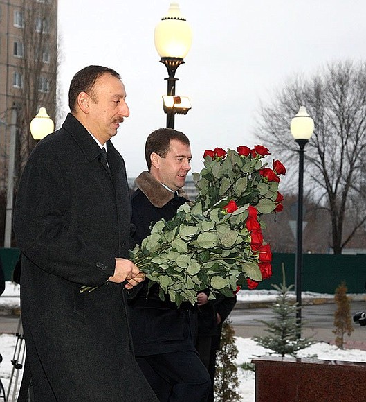 Возложение цветов к памятнику Гейдару Алиеву на городской площади, названной его именем. С Президентом Азербайджана Ильхамом Алиевым.