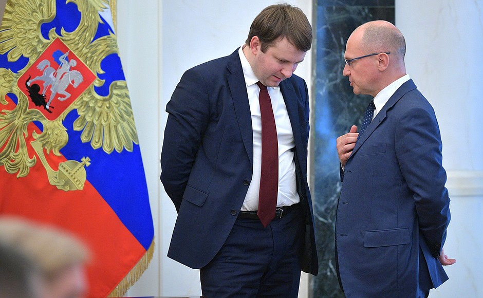 Minister of Economic Development Maxim Oreshkin and First Deputy Chief of Staff of the Presidential Executive Office Sergei Kiriyenko (right) prior to a meeting with Government members.