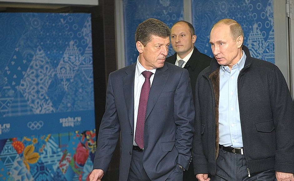 Во время осмотра стадиона «Фишт». Слева – Заместитель Председателя Правительства Дмитрий Козак.
