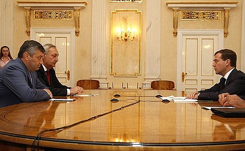 С Президентом Южной Осетии Эдуардом Кокойты (крайний слева) и Президентом Абхазии Сергеем Багапшем.