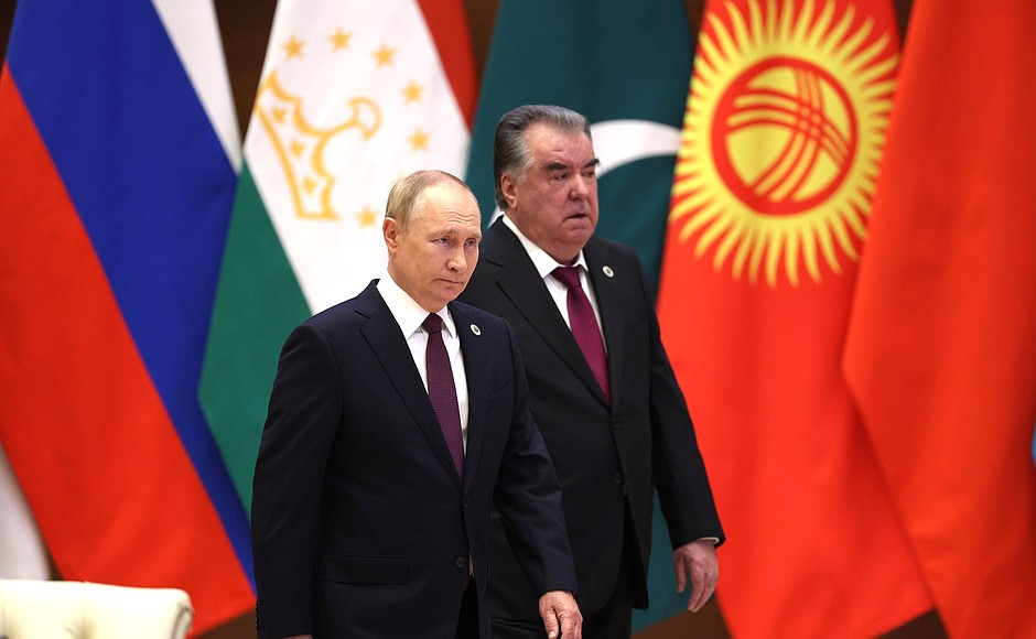 С Президентом Таджикистана Эмомали Рахмоном перед началом заседания Совета глав государств – членов ШОС в узком составе.