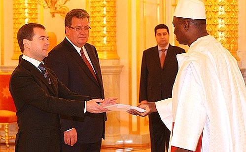 Церемония вручения верительных грамот послами иностранных государств. Верительную грамоту Президенту России вручает посол Республики Мали Браима Кулибали.