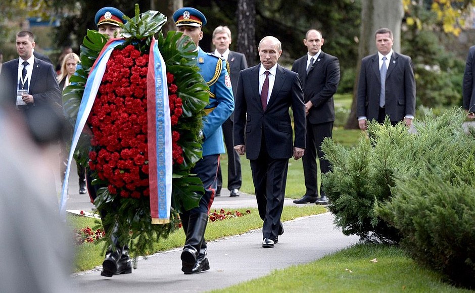 Laying a wreath at the Monument to Soviet Soldiers.