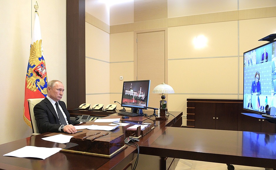 The President held a meeting via videoconference on developing the construction industry.