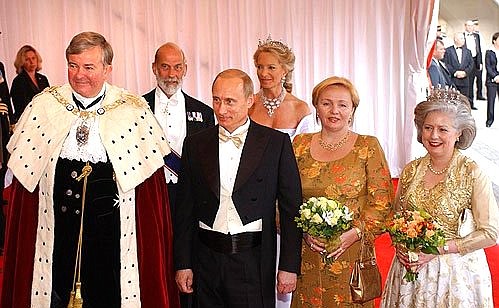 Президент России Владимир Путин с супругой (на снимке в центре), лорд-мэр Лондонского Сити Гэвин Артур (слева) с супругой (справа) и принц Кентский Майкл с супругой (на втором плане) перед началом официального приема в честь главы Российского государства.