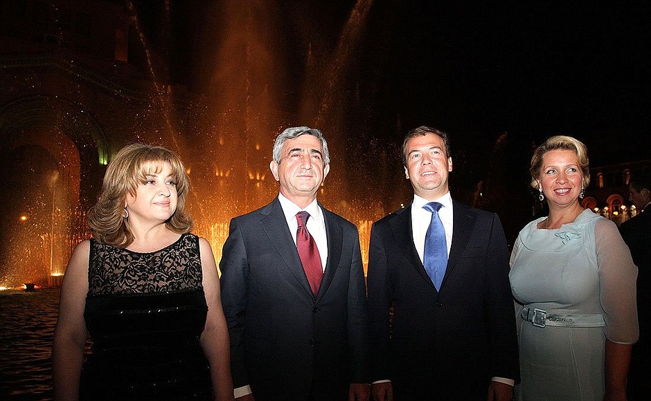 Президент России Дмитрий Медведев с супругой Светланой и Президент Армении Серж Саргсян с супругой Ритой во время прогулки по Еревану.