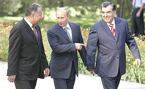 With the President of Kyrgyzstan, Kurmanbek Bakiev (left), and the President of Tajikistan, Emomali Rahmon.