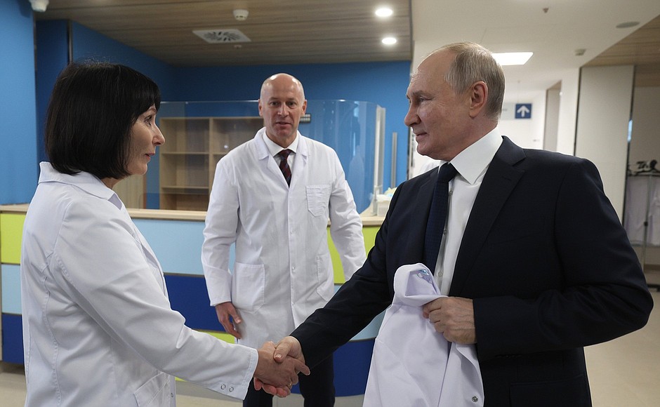Vladimir Putin at the Dmitry Rogachev National Medical Research Centre for Paediatric Haematology, Oncology and Immunology. With the Centre’s General Director Galina Novichkova and Deputy Healthcare Minister Viktor Fisenko.
