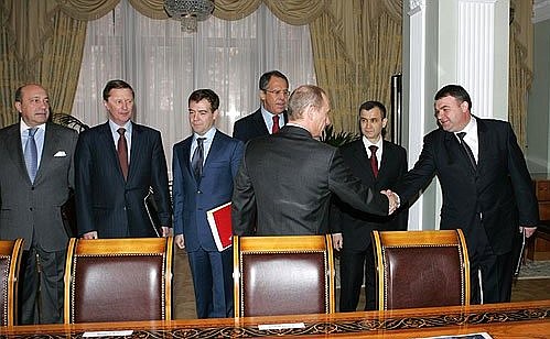 Перед началом совещания с постоянными членами Совета Безопасности.