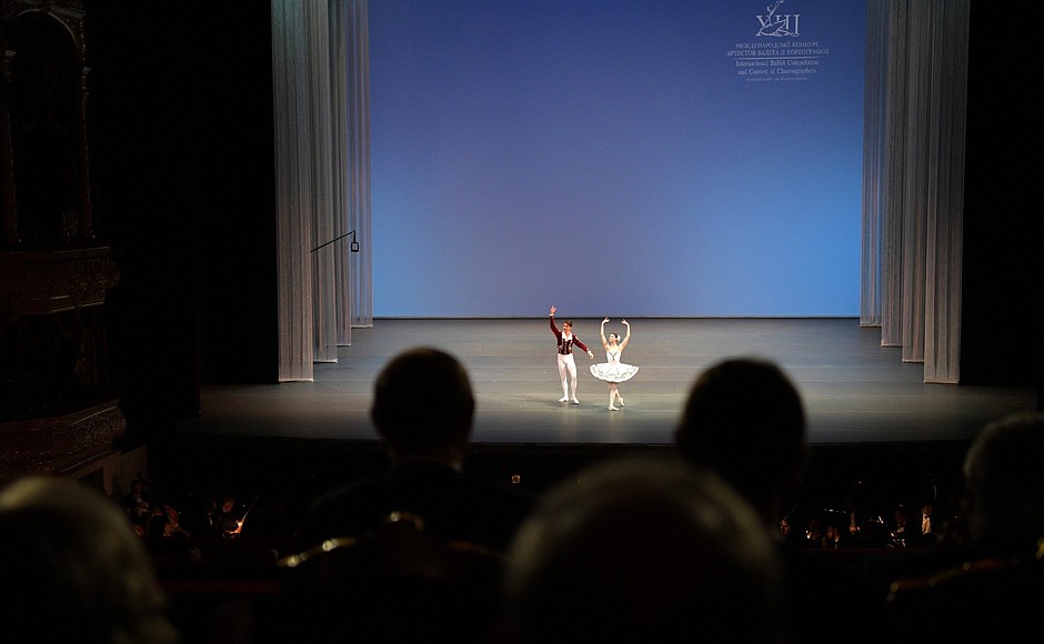 Президент России Владимир Путин и Президент Бразилии Мишел Темер присутствовали в Государственном академическом Большом театре на концерте лауреатов XIII Международного конкурса артистов балета и хореографов.