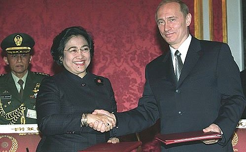 Vladimir Putin with Indonesia\'s President Megawati Sukarnoputri after the signing of a Declaration on the Principles of a Friendly Partnership Between the Russian Federation and the Republic of Indonesia in the 21st century.