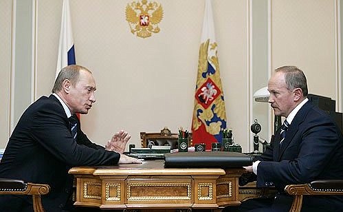 С полномочным представителем Президента в Дальневосточном федеральном округе Олегом Сафоновым.