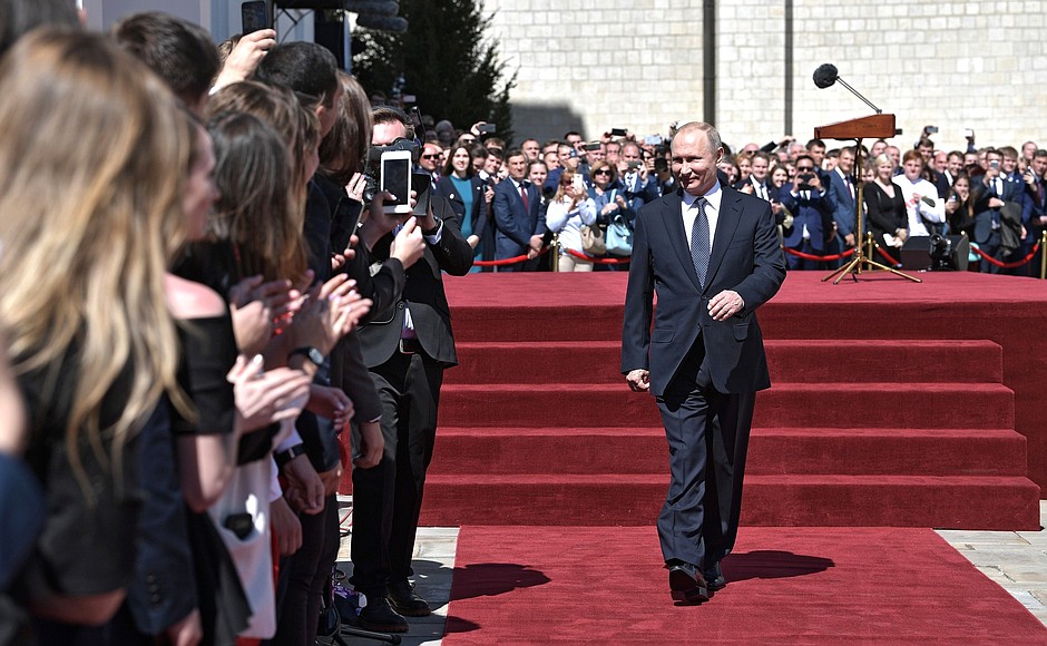 По окончании церемонии вступления в должность Президента России Владимир Путин кратко пообщался с представителями общественных молодёжных объединений и волонтёрских организаций.