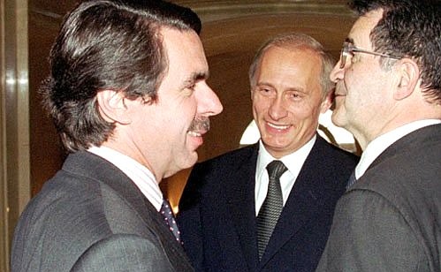 С Председателем Правительства Испании, действующим Председателем Европейского союза Хосе Мария Аснаром и Председателем Европейской комиссии Романо Проди (справа).