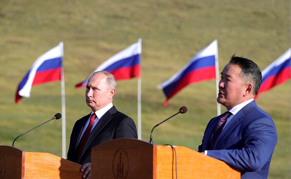 На праздничных мероприятиях по случаю 80-летия победы на Халхин-Голе. С Президентом Монголии Халтмагийн Баттулгой.