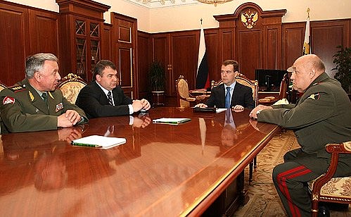 Рабочая встреча с Министром обороны Анатолием Сердюковым, Николаем Макаровым, назначенным на должность начальника Генерального штаба, и Юрием Балуевским, назначенным заместителем Секретаря Совета Безопасности.