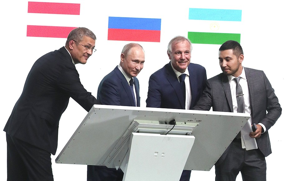 The ceremony to launch the first unit of the Cemix plant for the production of dry construction mixes (part of Austria’s Lasselsberger Group). From left: Head of the Republic of Tatarstan Rady Khabirov, Lasselsberger Group founder Josef Lasselsberger, and general director of the Cemix plant for the production of dry construction mixes Samat Tarybayev.