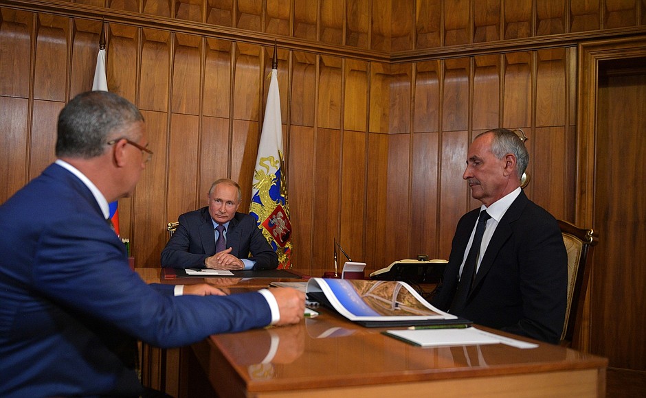 At a meeting with VAD General Director Valery Abramov (left) and his First Deputy Viktor Perevalov.