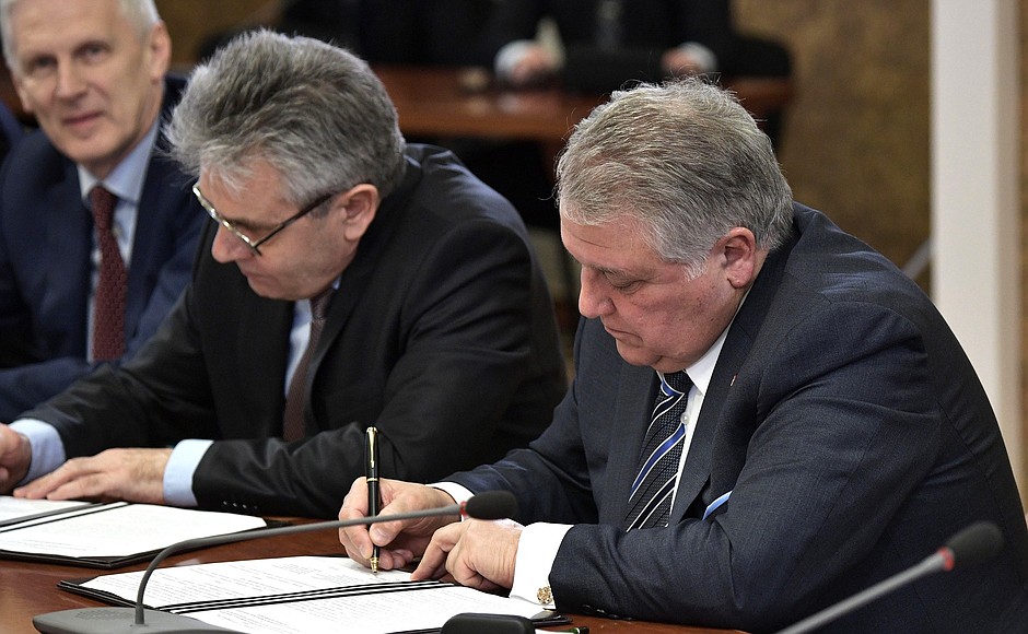 President of the Russian Academy of Sciences Alexander Sergeyev (left) and Kurchatov Institute President Mikhail Kovalchuk signed a cooperation agreement between the Russian Academy of Sciences and the National Research Centre Kurchatov Institute.