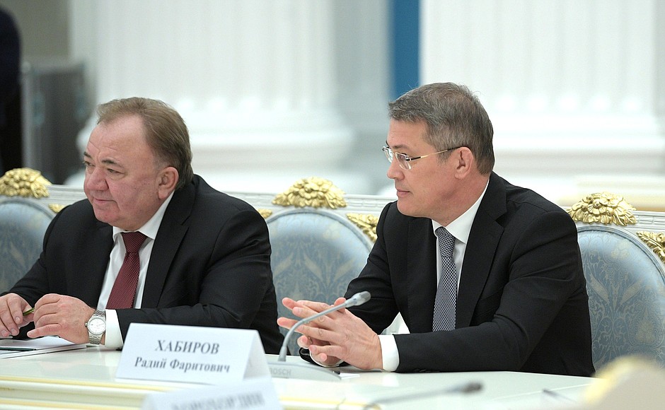 Head of the Republic of Ingushetia Makhmud-Ali Kalimatov and Head of the Republic of Bashkortostan Radiy Khabirov at the meeting with elected governors.