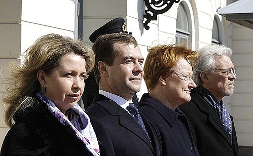 Светлана и Дмитрий Медведевы, Президент Финляндии Тарья Халонен с супругом Пентти Араярви.