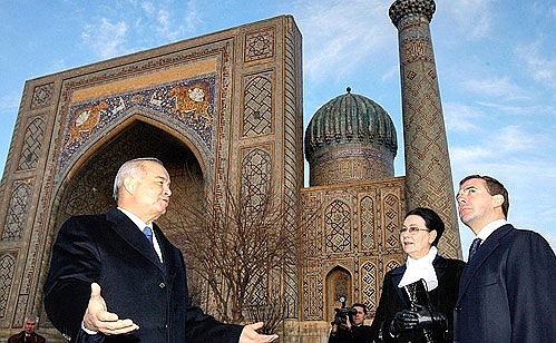 САМАРКАНД. С Президентом Узбекистана Исламом Каримовым на площади Регистан.