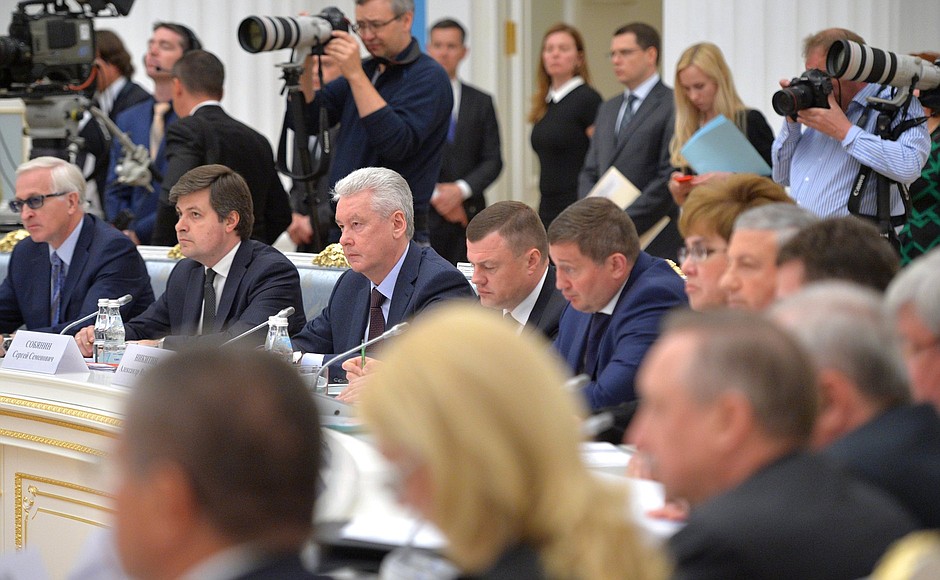 Заседание Комиссии по мониторингу достижения целевых показателей социально-экономического развития России.